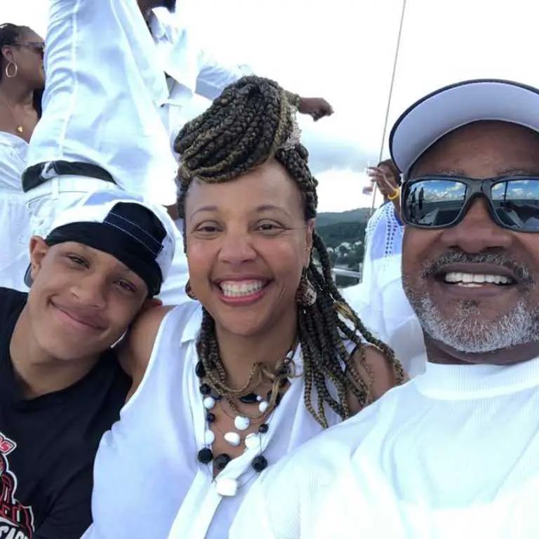 Jordan Walsh enjoying vacation with his Parents on a boat pa