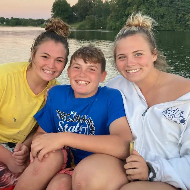 Ryley Huston's taking a picture with her siblings during their vacation