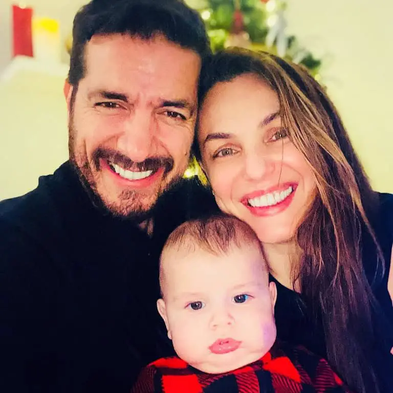 Image of Paulo Quevedo and his wife with their son.