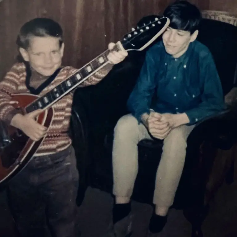 Hugh Dillon with his brother Jude as a kid