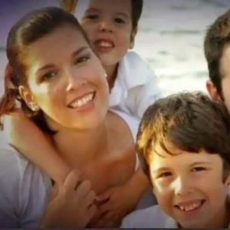 Jordan Knight with his children and wife during vacation