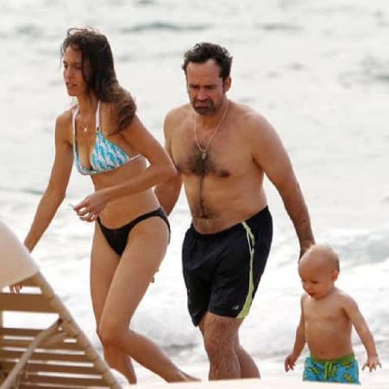 Danielle Schreiber and Jason Patric with their son.