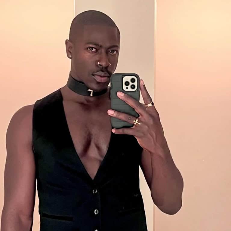 Moses Sumney shares a mirror selfie.