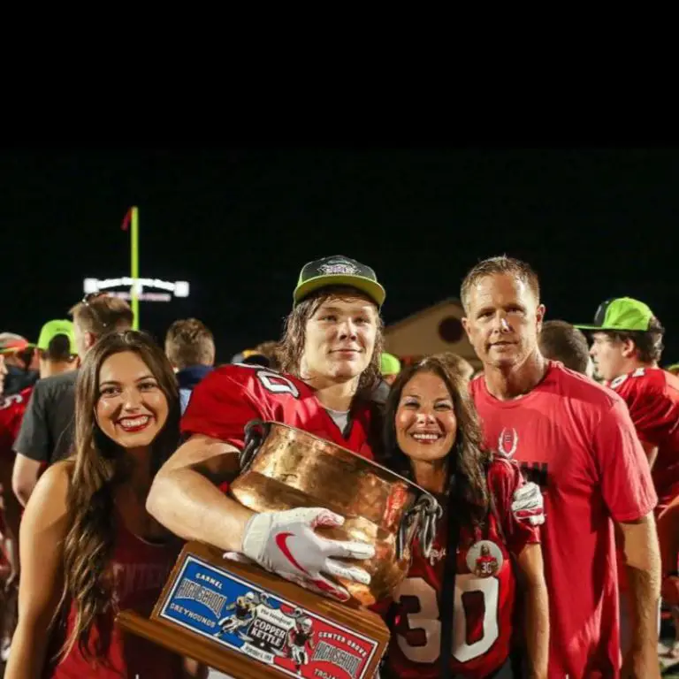 Carson Steele's family photo- with his parents and sister