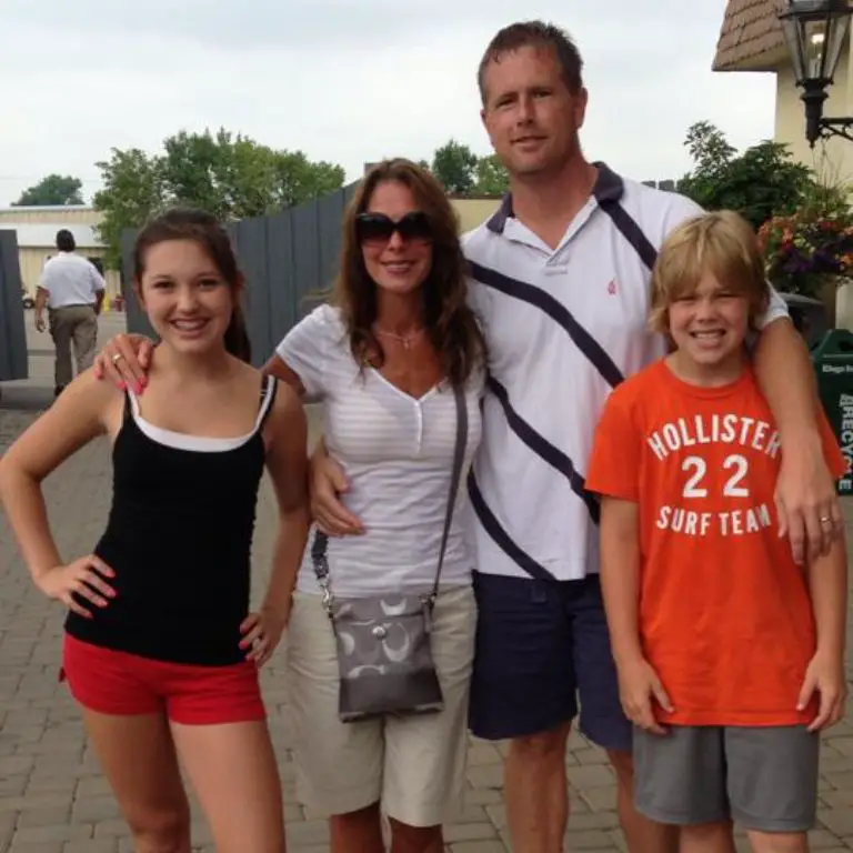 Carson's childhood picture with his dad, mom, and older sister