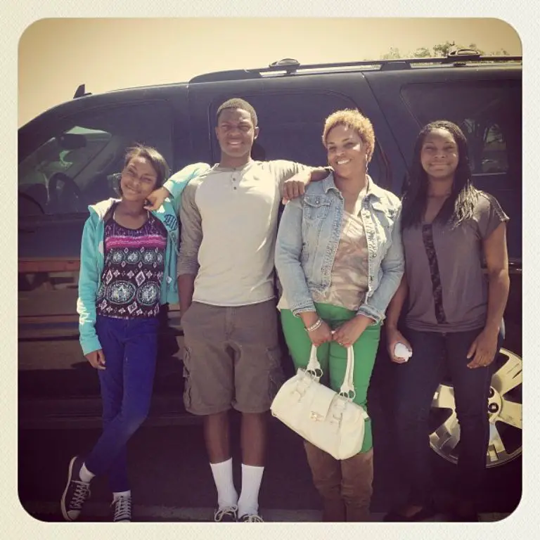 Demetric Felton's family photo- with his mother and two sisters