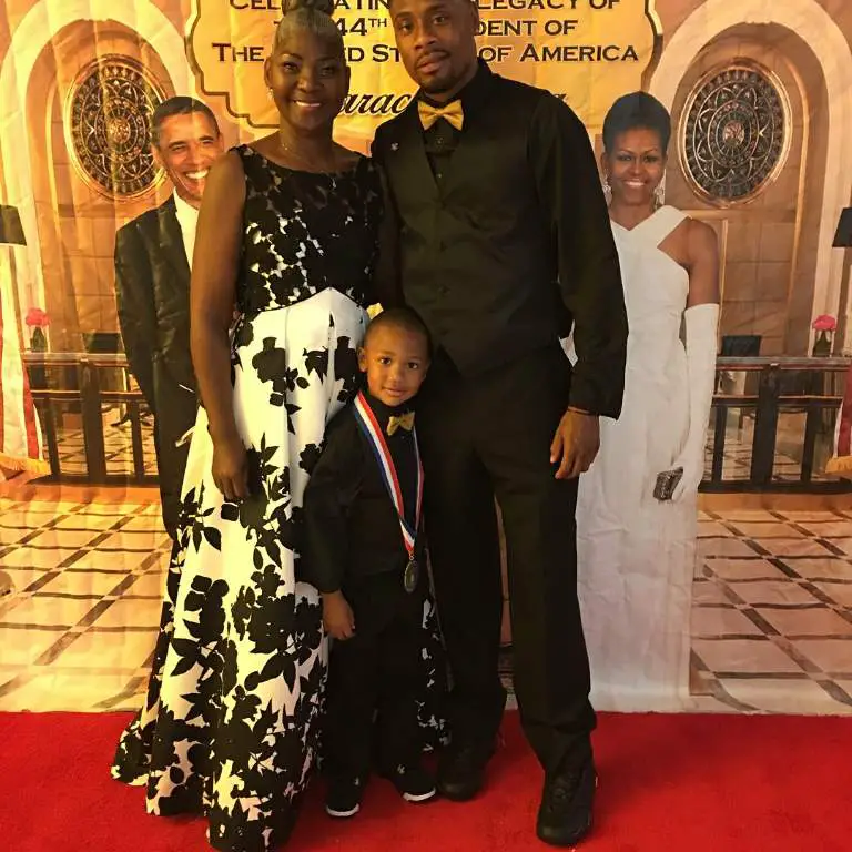 Jacoby Jones with his mother, Emily London and son, Little Jacoby posing for picture before receiving Obama President's Lifetime Achievement Award