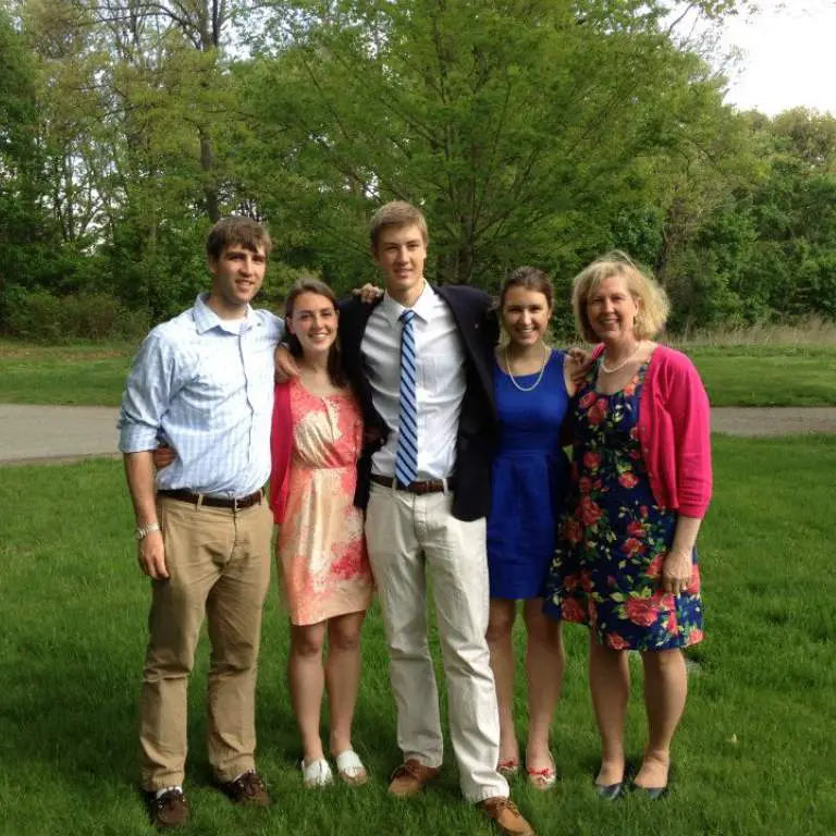 Kristen Faulkner and her siblings celebrating mother's day with family