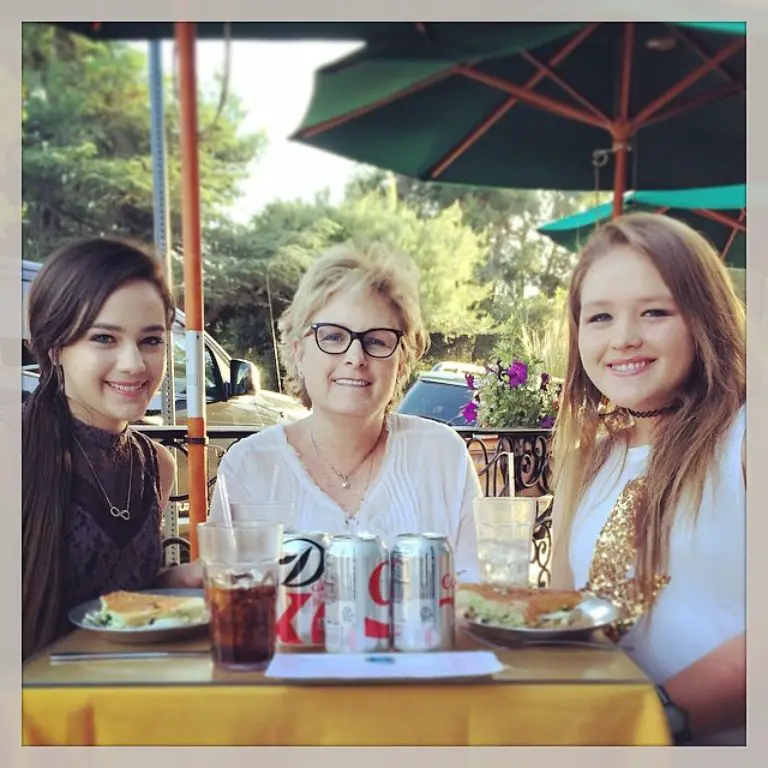 Mary Mouser with her mother, Tina, and sister, Laura Ashley