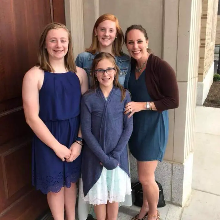 Olivia Reeves with her mother, Amber Reeves and her siblings taking pictures while on the way to their outing.