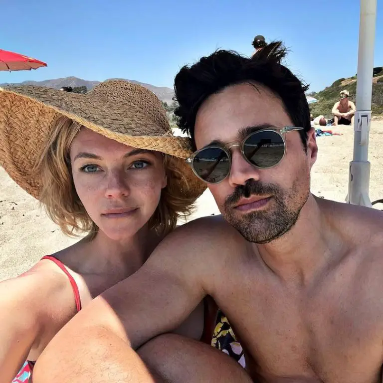 Eloise Mumford, a 38-year-old actress, is reportedly dating her boyfriend, Brett Dalton following their role in Hallmark.