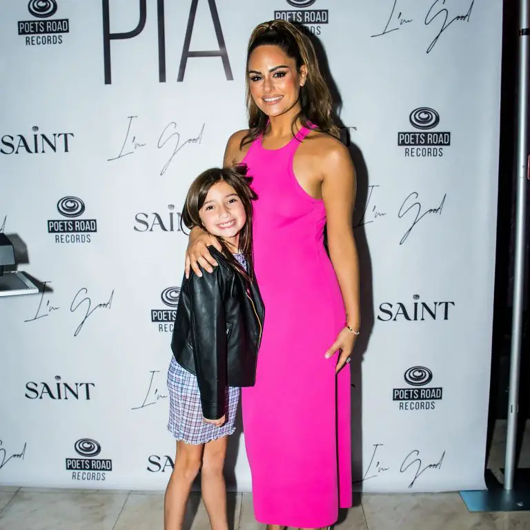 Kenzie with her singer aunt, Pia Toscano