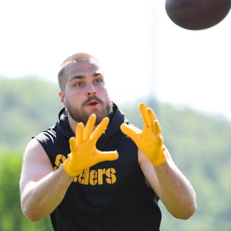 Pat Freiermuth agreed to a four-year, $48,400,000 contract with the Pittsburgh Steelers. 