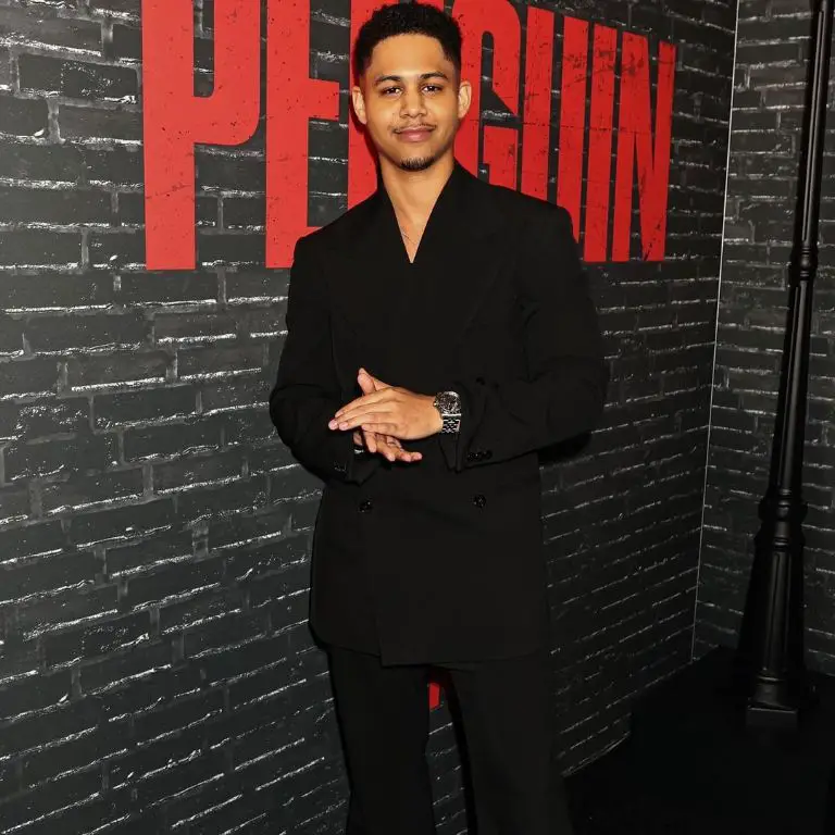 Rhenzy Feliz, a 27-year-old Dominican-American actor, dated his Columbian ex-girlfriend Isabella Gómez in 2018.