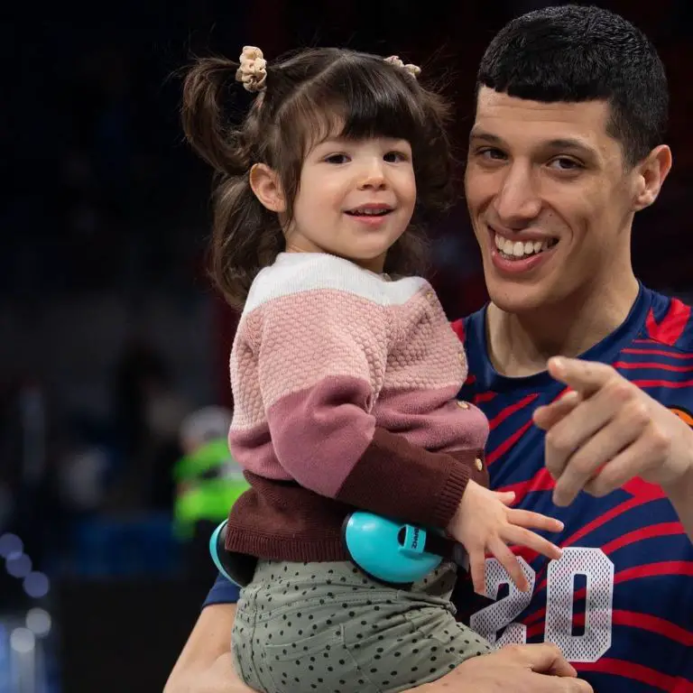 Simone Fontecchio with his daughter after a game during his time at Baskonia.