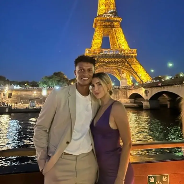 DeShone Kizer's girlfriend, Shelbi Aimonetti, is a Nashville, Tennessee-born realtor and real estate agent.